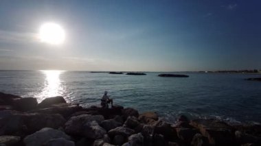 Güneşin doğuşu, Cesenatio Riccione Rimini plajını yansıtıyor. Yüksek kalite