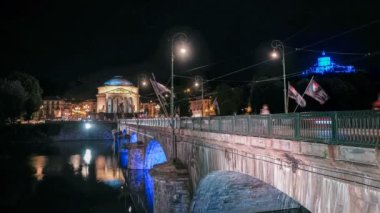Torino şehir merkezi köprüsünün üzerinde ışık ve yansımalarla. Yüksek kalite 4k görüntü