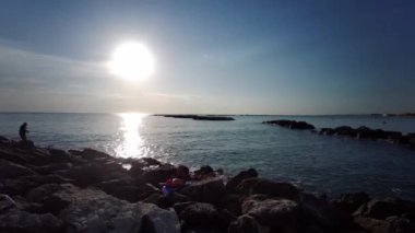 Güneşin doğuşu, Cesenatio Riccione Rimini plajını yansıtıyor. Yüksek kalite
