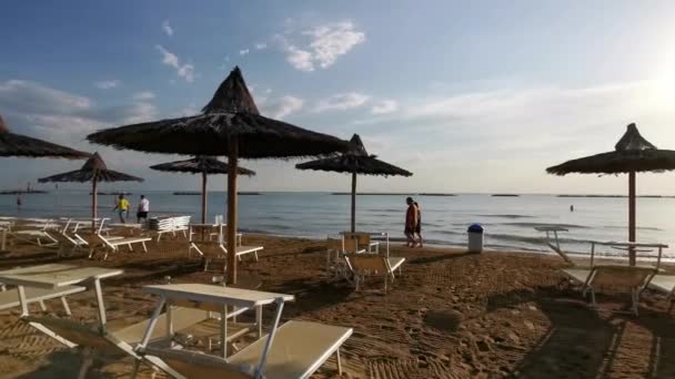 Sombrilla Paja Playa Cesenatico Con Salida Del Sol Reflejo Del — Vídeos de Stock