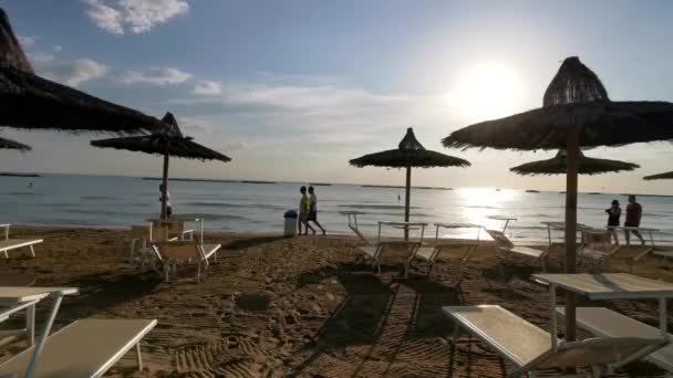 Sombrilla Paja Playa Cesenatico Con Salida Del Sol Reflejo Del — Vídeos de Stock