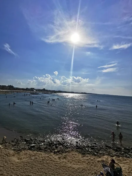 Rimini Praia Banhistas Distância Com Céu Azul Foto Alta Qualidade — Fotografia de Stock