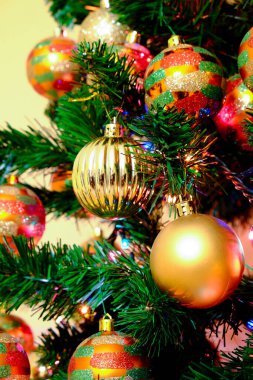 Yeşil Noel ağacında altın toplar. Yüksek kalite fotoğraf