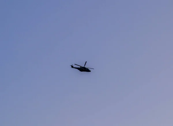 青い空を飛ぶ軍用ヘリコプター 高品質の写真 — ストック写真