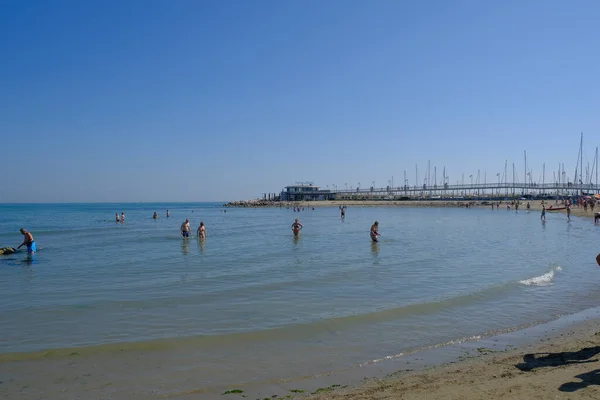 Playa Rimini Baña Distancia Con Cielo Azul Foto Alta Calidad — Foto de Stock