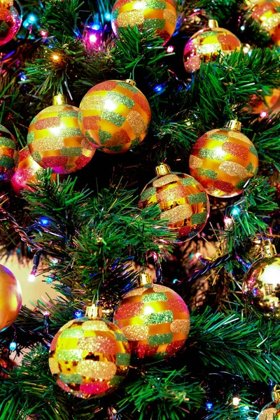 Gouden Ballen Groene Kerstboom Hoge Kwaliteit Foto — Stockfoto