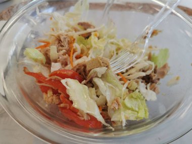 Buzlu domates ve havuçlu ton balığı salatası. Yüksek kalite fotoğraf