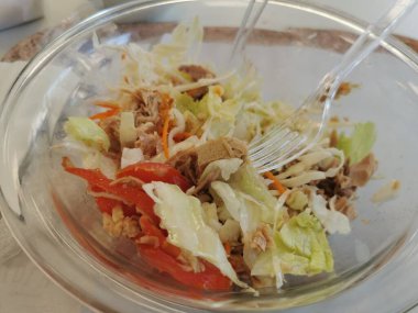 Buzlu domates ve havuçlu ton balığı salatası. Yüksek kalite fotoğraf