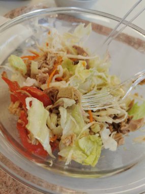 Buzlu domates ve havuçlu ton balığı salatası. Yüksek kalite fotoğraf