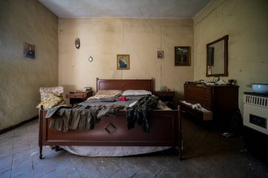 Terk edilmiş eski evdeki yatak odası tozlu ve örümcek ağlı. Yüksek kalite fotoğraf