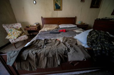 Terk edilmiş eski evdeki yatak odası tozlu ve örümcek ağlı. Yüksek kalite fotoğraf