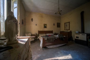 Terk edilmiş eski evdeki yatak odası tozlu ve örümcek ağlı. Yüksek kalite fotoğraf