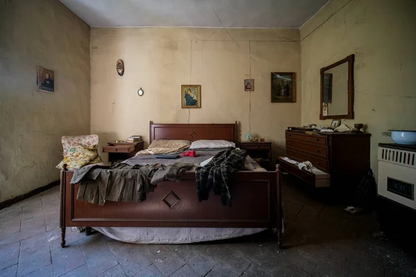 Quarto Casa Velha Abandonada Com Poeira Teias Aranha Foto Alta — Fotografia de Stock