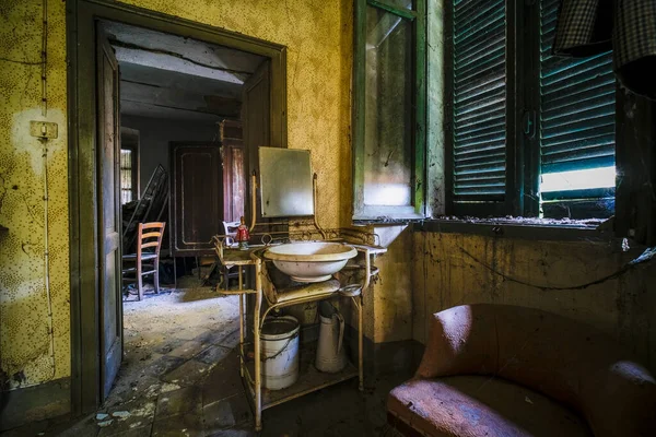 Lavabo Espejo Una Antigua Casa Abandonada Foto Alta Calidad —  Fotos de Stock