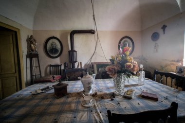 Masalı mutfak ve tozlu ve örümcek ağlı terk edilmiş eski evde bulaşıklar. Yüksek kalite fotoğraf