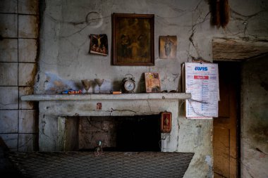 Masalı mutfak ve tozlu ve örümcek ağlı terk edilmiş eski evde bulaşıklar. Yüksek kalite fotoğraf