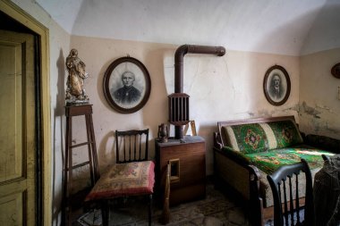 Terk edilmiş eski bir evde odun sobası ve toz ve örümcek ağlarıyla dolu bir yatak odası. Yüksek kalite fotoğraf