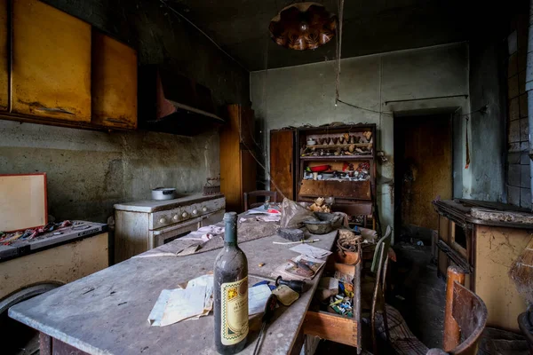 Cuisine Avec Table Vaisselle Dans Ancienne Maison Abandonnée Avec Poussière — Photo