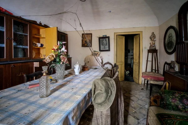 Masalı mutfak ve tozlu ve örümcek ağlı terk edilmiş eski evde bulaşıklar. Yüksek kalite fotoğraf