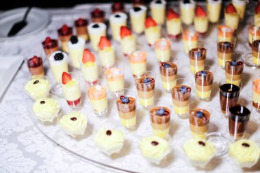 Düğün resepsiyonunda hazırlanmış çeşitli çikolata ve tatlı büfeleri. Yüksek kalite fotoğraf