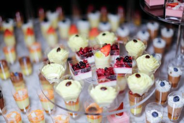 Düğün resepsiyonunda hazırlanmış çeşitli çikolata ve tatlı büfeleri. Yüksek kalite fotoğraf