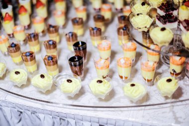 Düğün resepsiyonunda hazırlanmış çeşitli çikolata ve tatlı büfeleri. Yüksek kalite fotoğraf