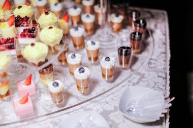 Düğün resepsiyonunda hazırlanmış çeşitli çikolata ve tatlı büfeleri. Yüksek kalite fotoğraf