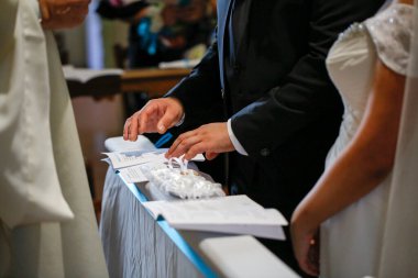 Damat ve gelin Katolik düğününde yüzüklerini takıyorlar. Yüksek kalite fotoğraf