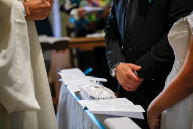 Damat ve gelin Katolik düğününde yüzüklerini takıyorlar. Yüksek kalite fotoğraf