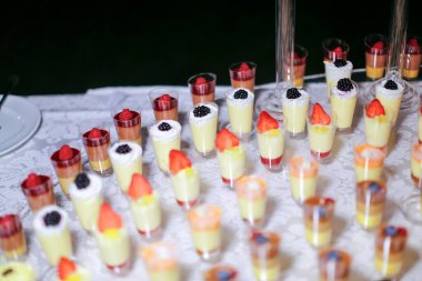 Düğün resepsiyonunda hazırlanmış çeşitli çikolata ve tatlı büfeleri. Yüksek kalite fotoğraf