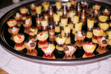 Düğün resepsiyonunda hazırlanmış çeşitli çikolata ve tatlı büfeleri. Yüksek kalite fotoğraf