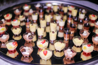 Düğün resepsiyonunda hazırlanmış çeşitli çikolata ve tatlı büfeleri. Yüksek kalite fotoğraf