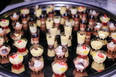 Düğün resepsiyonunda hazırlanmış çeşitli çikolata ve tatlı büfeleri. Yüksek kalite fotoğraf