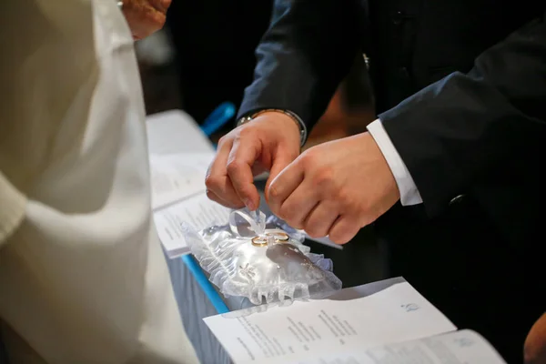 Sposo Gli Anelli Scambio Sposa Matrimonio Cattolico Foto Alta Qualità — Foto Stock
