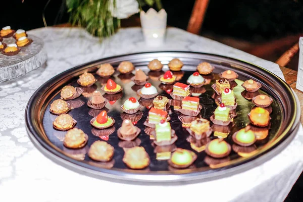 Assortiment Chocolaatjes Snoepjes Buffettafel Bij Receptie Van Het Huwelijk Hoge — Stockfoto