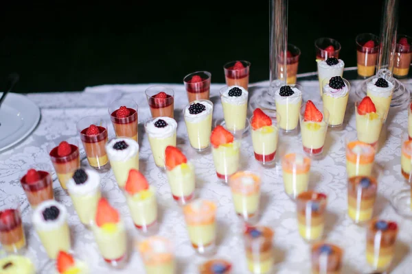 Düğün resepsiyonunda hazırlanmış çeşitli çikolata ve tatlı büfeleri. Yüksek kalite fotoğraf