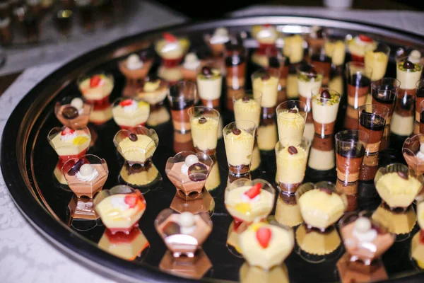 Düğün Resepsiyonunda Hazırlanmış Çeşitli Çikolata Tatlı Büfeleri Yüksek Kalite Fotoğraf — Stok fotoğraf