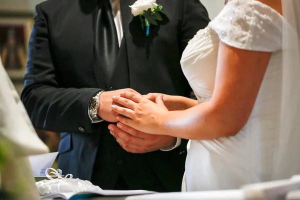 Обмен Кольцами Жениха Невесты Католической Свадьбе Высокое Качество Фото — стоковое фото