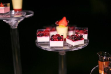 Düğün resepsiyonunda hazırlanmış çeşitli çikolata ve tatlı büfeleri. Yüksek kalite fotoğraf