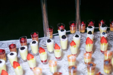 Düğün resepsiyonunda hazırlanmış çeşitli çikolata ve tatlı büfeleri. Yüksek kalite fotoğraf