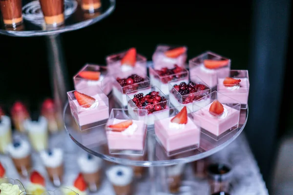 Ποικιλία Από Σοκολάτες Και Γλυκά Μπουφέ Τραπέζι Που Στη Γαμήλια — Φωτογραφία Αρχείου