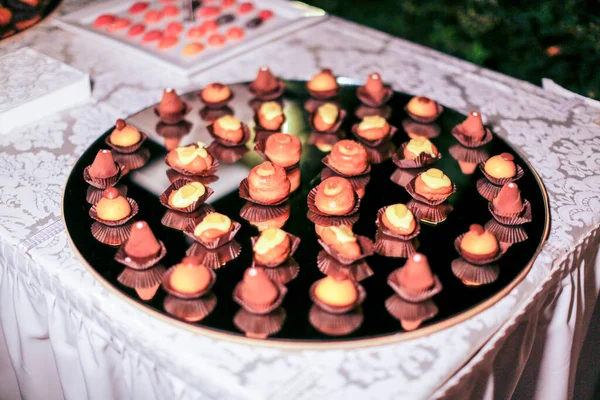Sortiment Pralinen Und Süßigkeiten Buffet Tisch Hochzeitsempfang Gedeckt Hochwertiges Foto — Stockfoto