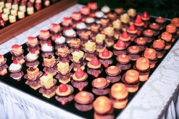 Sortiment Čokolád Bonbónů Bufetový Stůl Svatební Hostině Kvalitní Fotografie — Stock fotografie