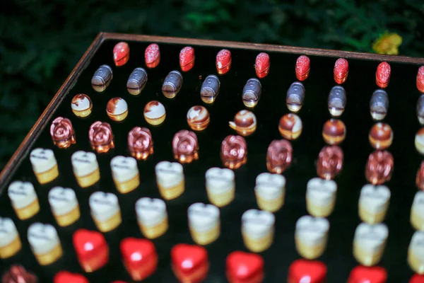 Düğün Resepsiyonunda Hazırlanmış Çeşitli Çikolata Tatlı Büfeleri Yüksek Kalite Fotoğraf — Stok fotoğraf