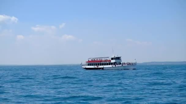 Barco Balsa Com Turistas Belo Dia Lago Garda Imagens Fullhd — Vídeo de Stock