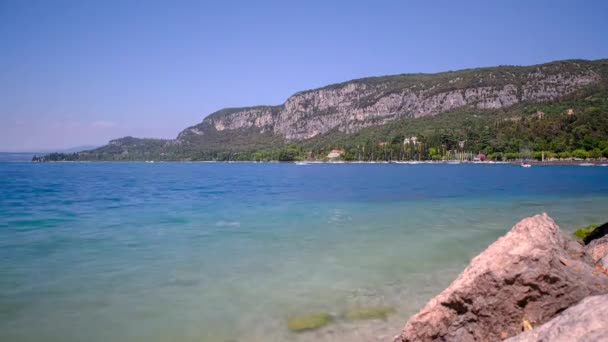 Lago Garda Sirmione Lapso Tempo Barcos Água Dia Ensolarado Imagens — Vídeo de Stock