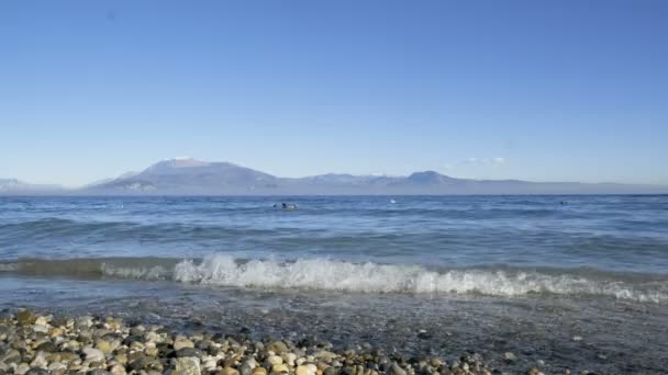 Lago Garda Ondas Sirmione Sobre Rochas Dia Ensolarado Imagens Alta — Vídeo de Stock