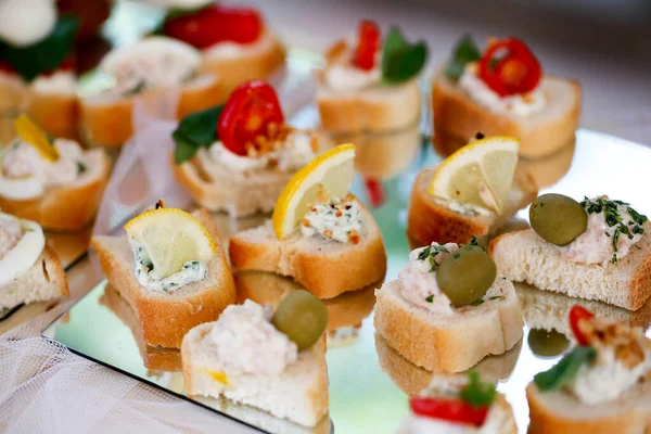 Buffet Für Hochzeitszeremonien Mit Herzhaften Snacks Und Sandwiches Hochwertiges Foto — Stockfoto