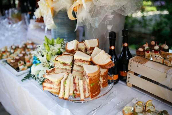 Buffet Para Ceremonia Boda Con Aperitivos Salados Sándwiches Foto Alta —  Fotos de Stock