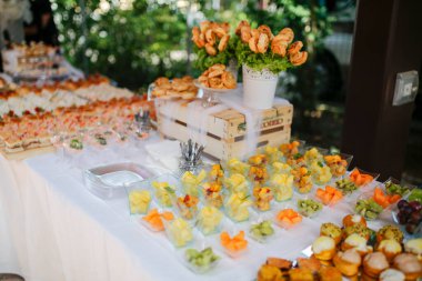 Düğün için açık büfe. Lezzetli atıştırmalıklar ve sandviçlerle. Yüksek kalite fotoğraf